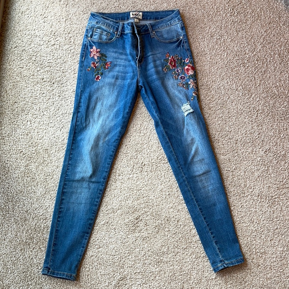 Denim Blvd size five jeans. Flower detailing.